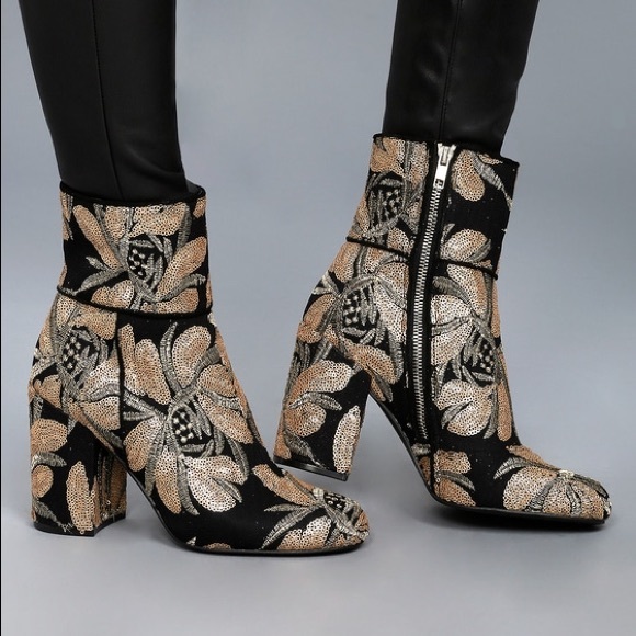 Steve Madden Shoes - ✨STEVE MADDEN GOLD SEQUIN ANKLE BOOTIES✨